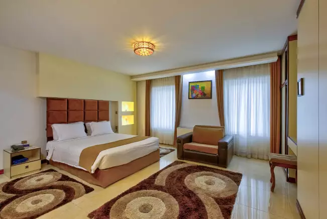 Alibaba https://cdn.alibaba.ir/ostorage/hotel-accommodation-images/68f34fc342794e78685ebd69_سوییت رویال (1).webp